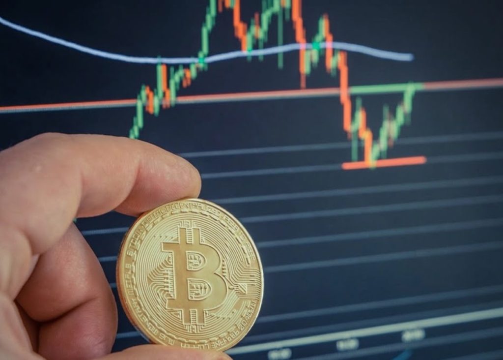 比特币链上活跃度创八年新低，机构抄底信号浮现