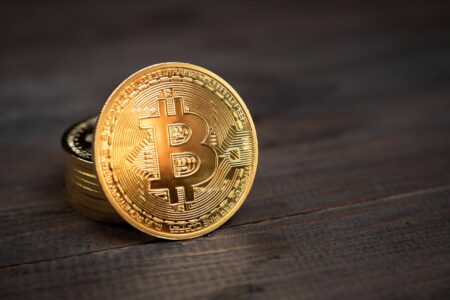 衍生品清算拖累比特币跌破7.6万，波动风险持续升温