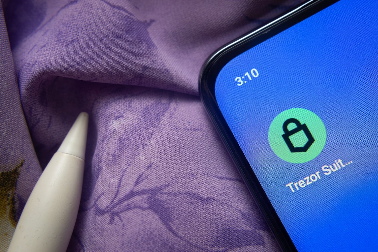 Trezor Safe 7芯片漏洞曝光：物理攻击门槛极高