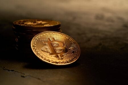 美伊协议难撼比特币低迷：策略公司现金流隐忧成关键
