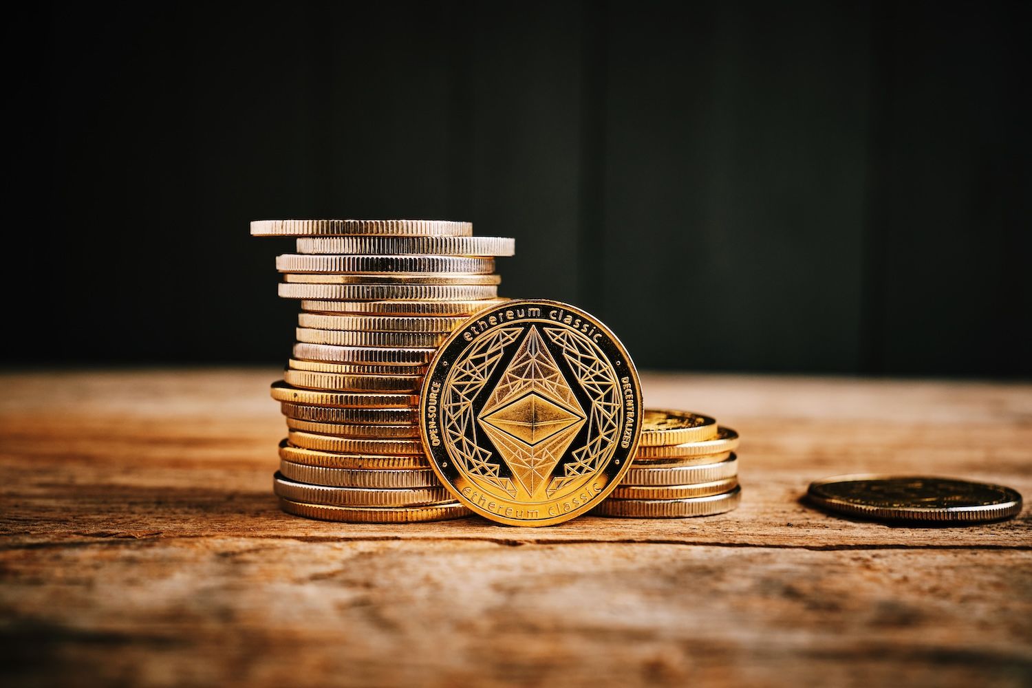 Bitmine增持以太坊至近5%目标，质押收入预期超2.4亿美元