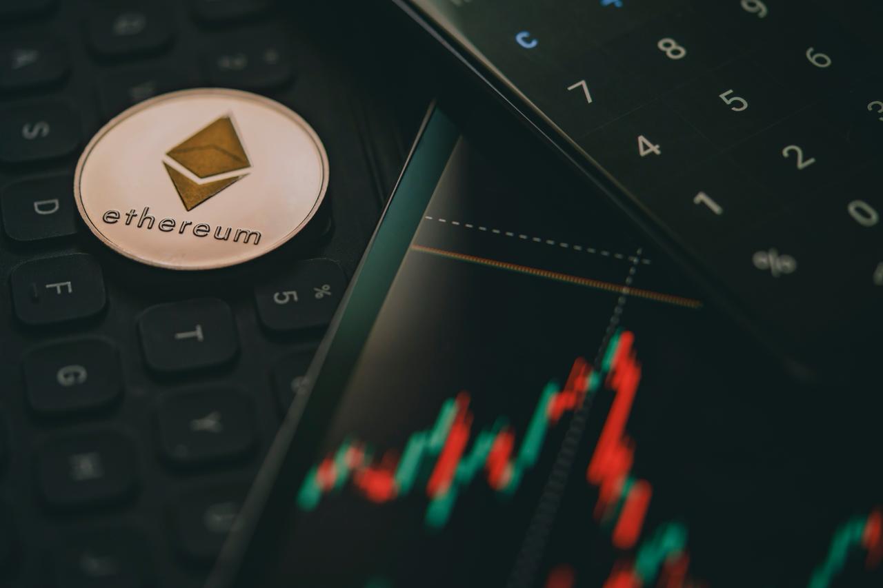 ETH飙升8%站稳2000美元，期货动能主导市场