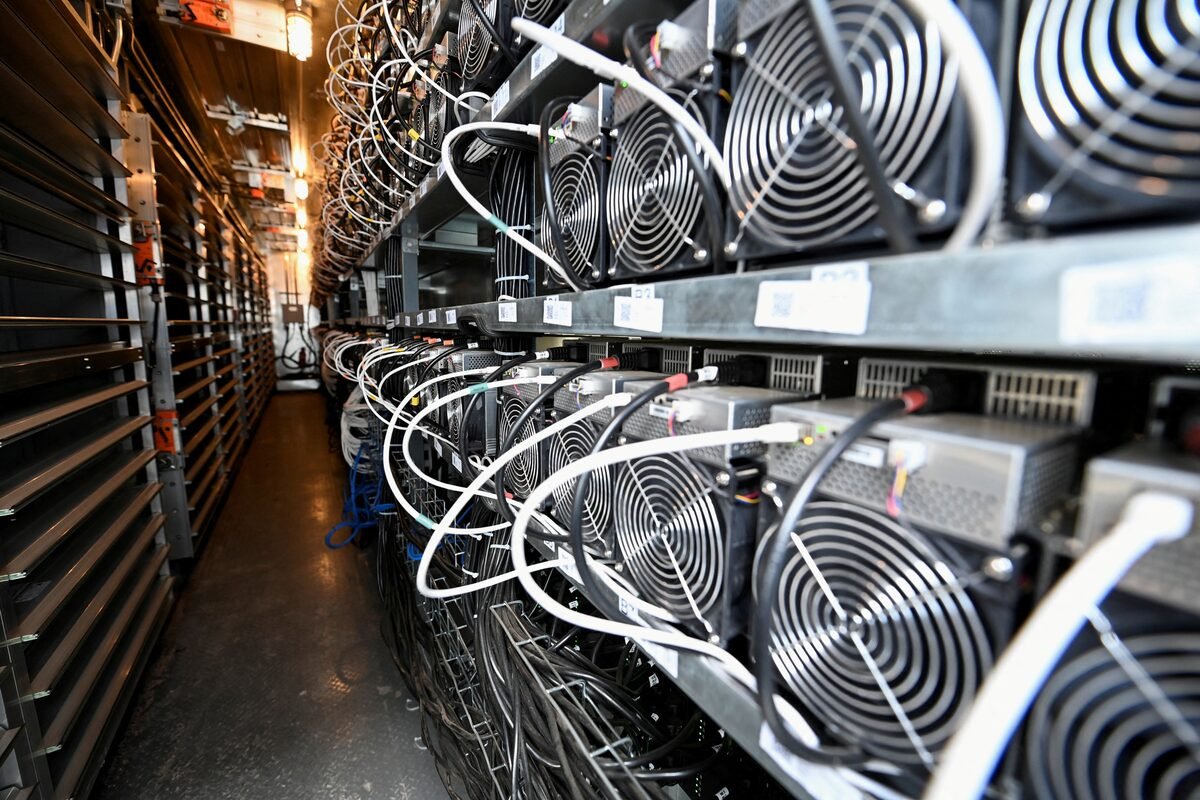 墨西哥海军突袭普埃布拉隐藏加密矿场，查获300块GPU