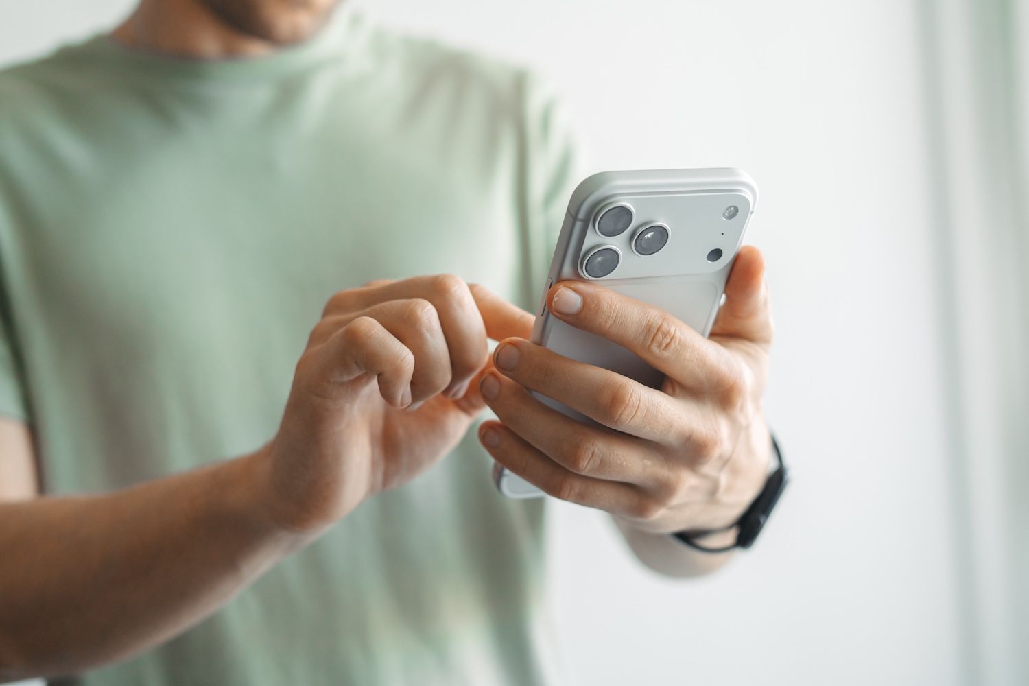 苹果为iPhone用户提供了在iOS 26.7和iOS 27之间选择的安全选项