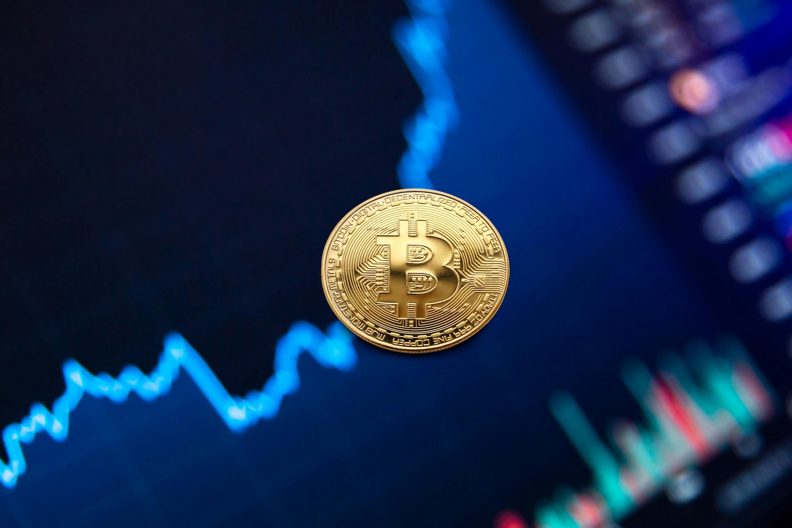比特币价格反弹至8.2万美元，美联储加息概率降至15%